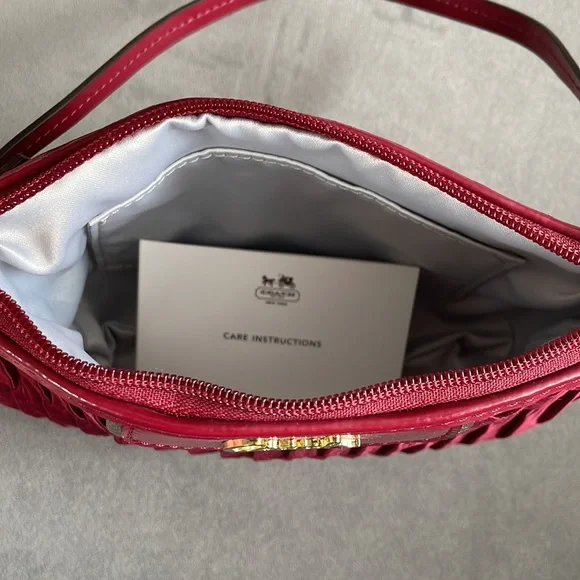 New coach wristlet - Picture 2 of 4